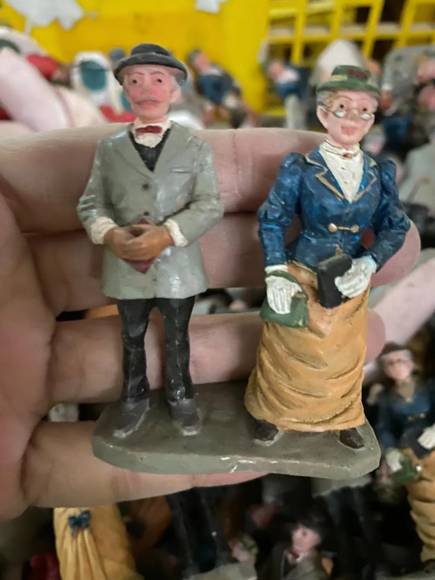 

Resin figure mental psychological sand table game box court therapy old grandpa and grandma