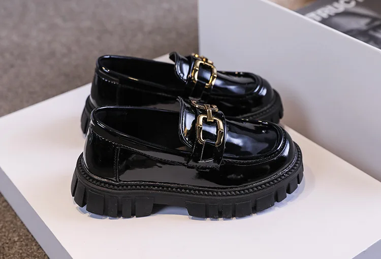 2025 für Kinder, Plattform, schwarzes Lackleder, Kette, modisch, für Jungen und Mädchen, flache Schuhe, vier Jahreszeiten, elegant, 26–36, Kinderschuh – Detail 8