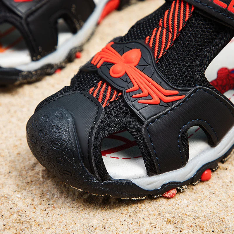 여름 소년 샌들 블랙 레드 속이 빈 통기성 소년 소녀 운동화 그레이 블루 소프트 미끄럼 방지 어린이 스포츠 샌들 소년 신발