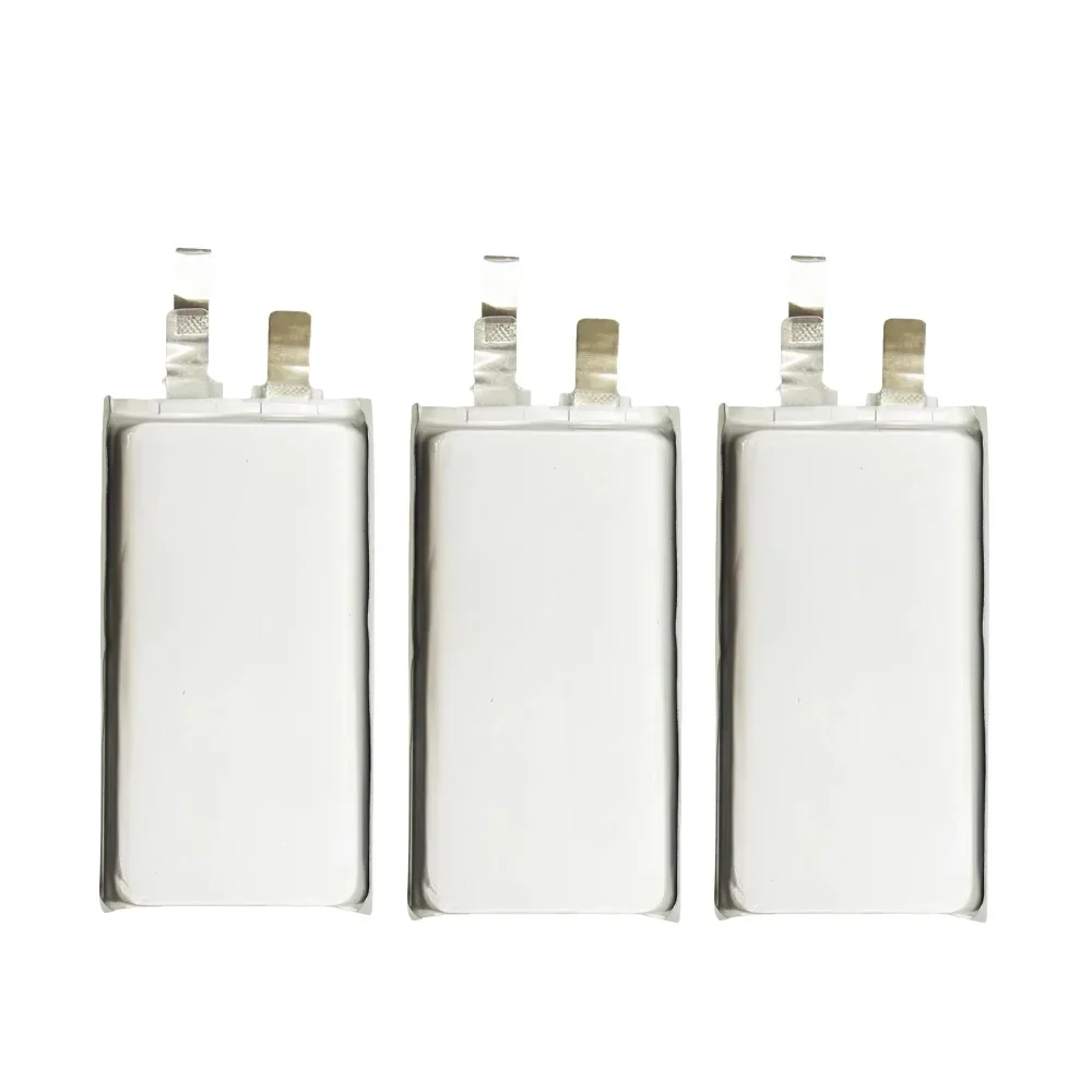 Empilement des trois batteries du lot, étiquettes visibles avec capacités 3580mAh et 3700mAh