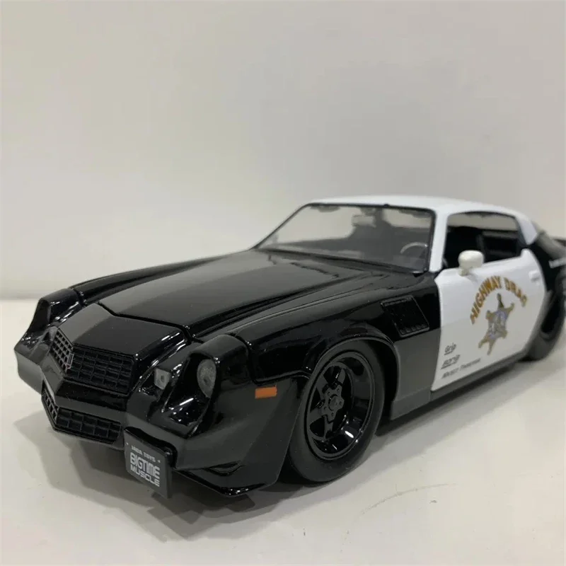 

1:24 1979 Chevrolet Camaro Z28 police car High Simulation Diecast Car Metal Alloy Model Car Children's toys collection gifts