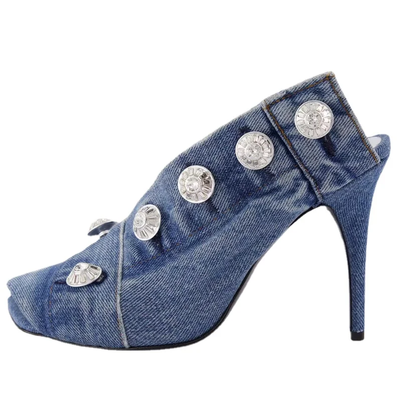 

2023 европейские и американские брендовые дизайнерские винтажные сандалии из моющейся джинсовой ткани на высоком каблуке женские декоративные туфли с металлическими пуговицами
