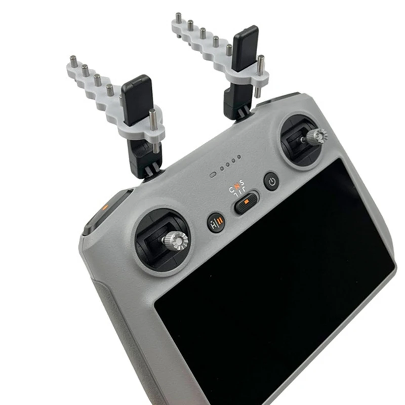 Antenne Yagi 5.8G/2.4G Haute Performance pour Radiocommande - Lot de 2, montée sur un support, orientation verticale.