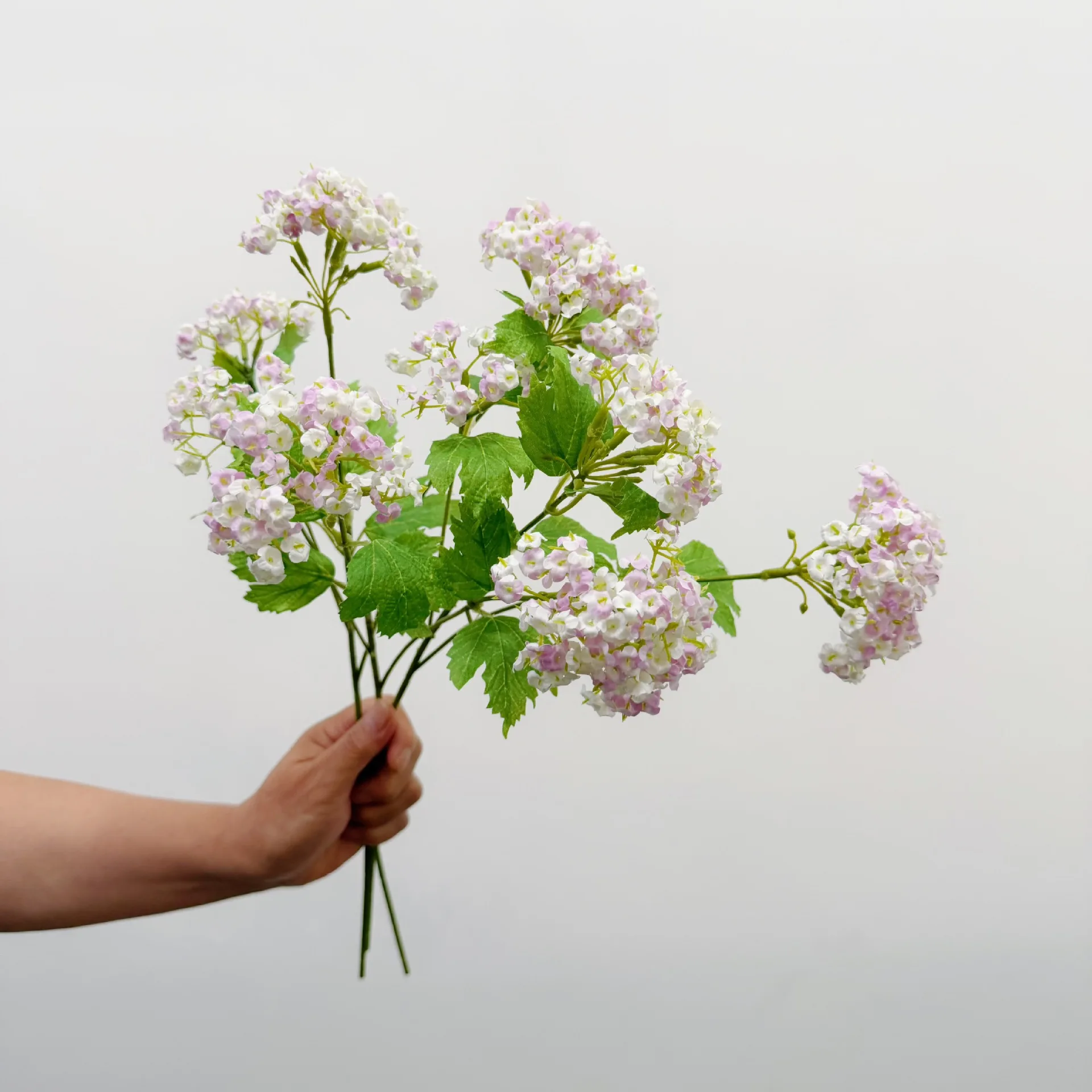 4 Stück Künstliche 3-köpfige Weiße Schneeball-Hortensien Hochzeitsdekoration Hintergrund Blumen Brautstrauß Heimdekoration Fotografie-Requisiten