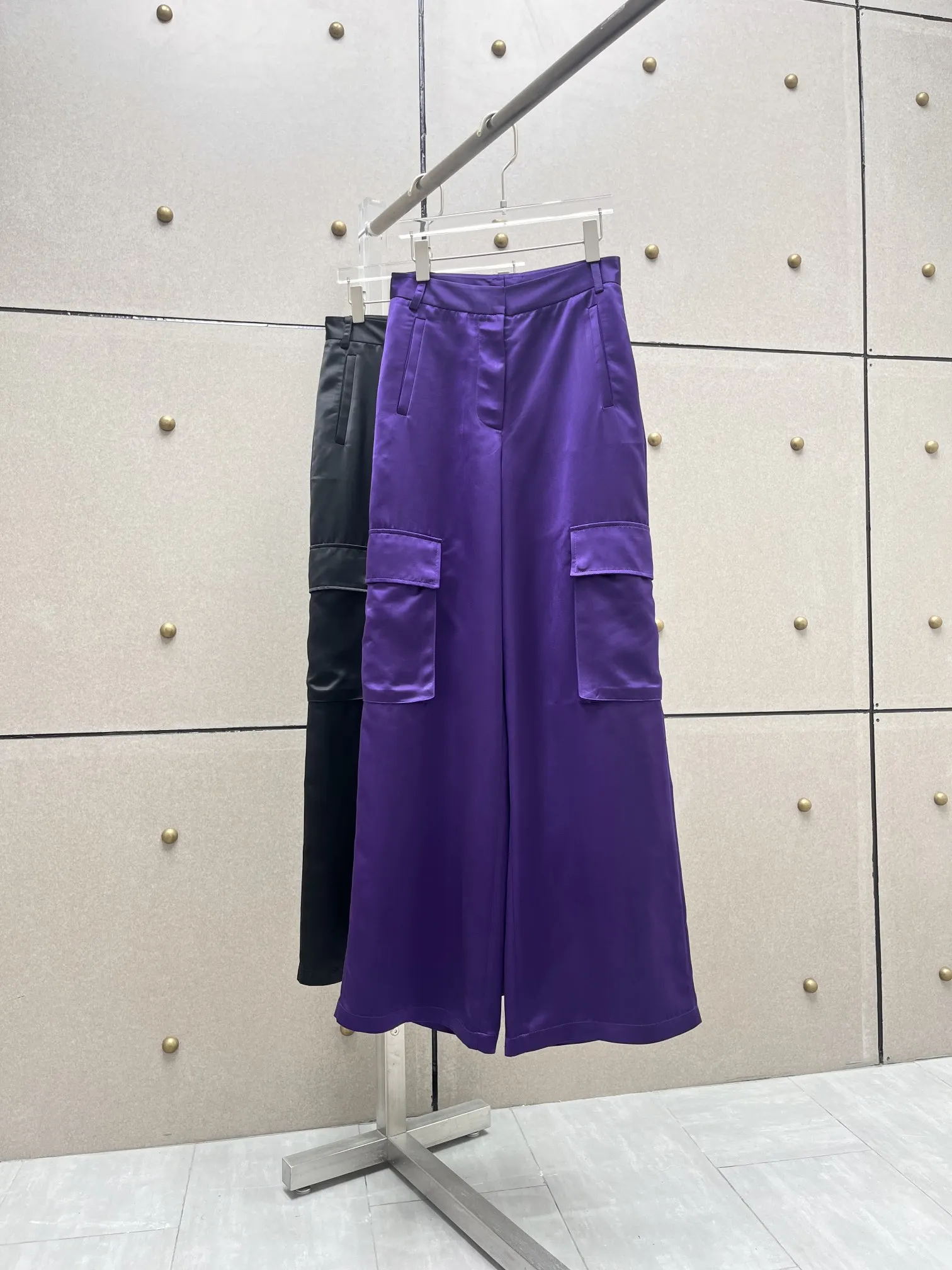 

The latest show big pocket wide leg pants! dichroism