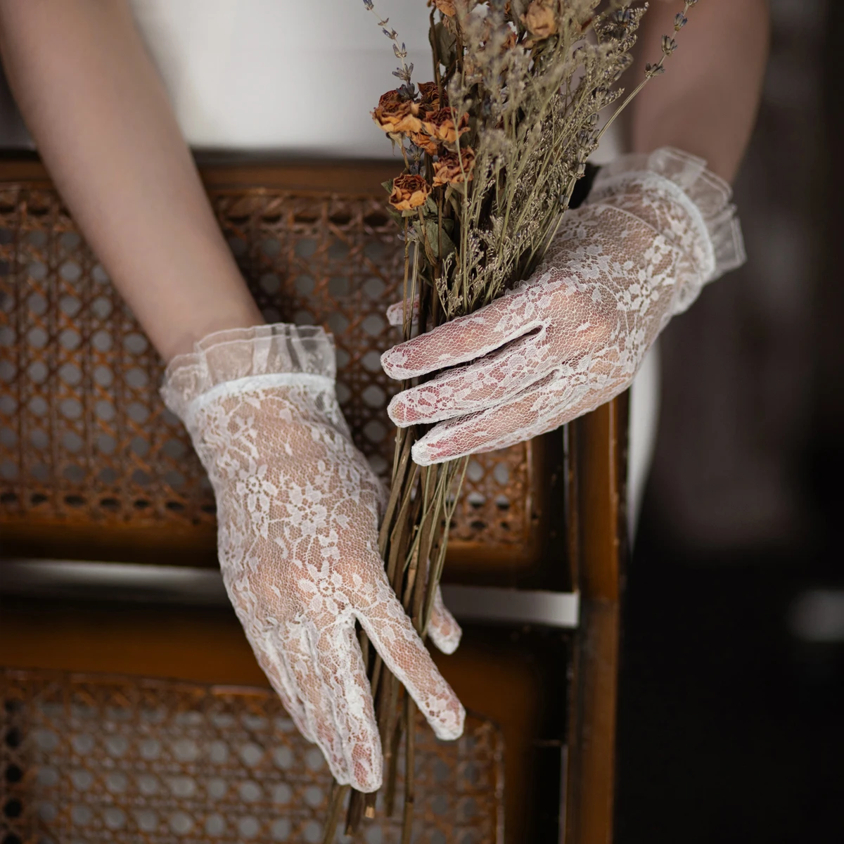 WG093 Vintage Wedding Bridal Gloves Lace Ruffled Edge White Short Wrist Bride Bridesmaid Handschuh Pageant Prom Handmade Gloves Lace Gloves Wedding Dress Gloves