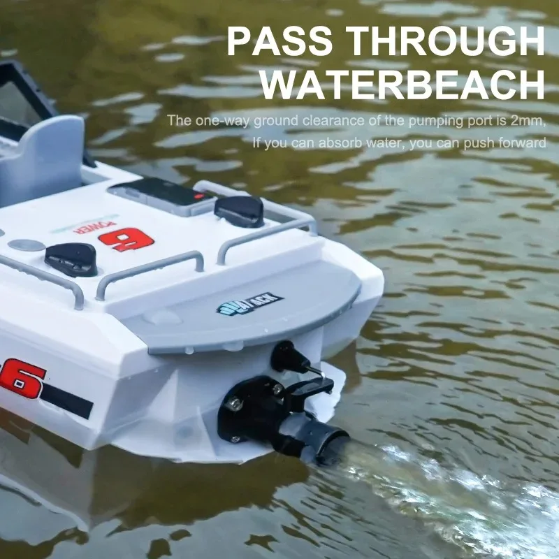 Bateau radiocommandé rapide 2.4GHz dans une piscine, soulevant des éclaboussures d'eau.
