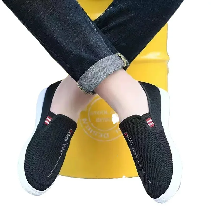 أحذية رياضية قماشية للرجال