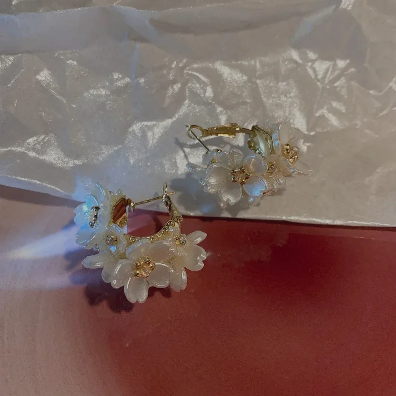 

Серебряные инкрустированные бриллиантами серьги в виде цветка Новый Стиль искусственная кожа роскошные высококачественные нишевые дизайнерские Роскошные серьги