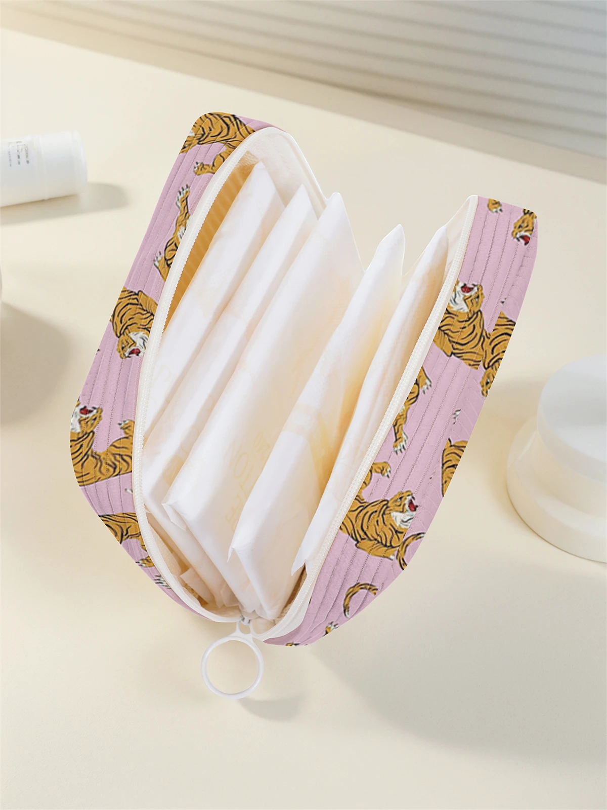 Tiger pattern printed sanitary napkin storage bag, women's lightweight tissue bag, sanitary tissue bag
