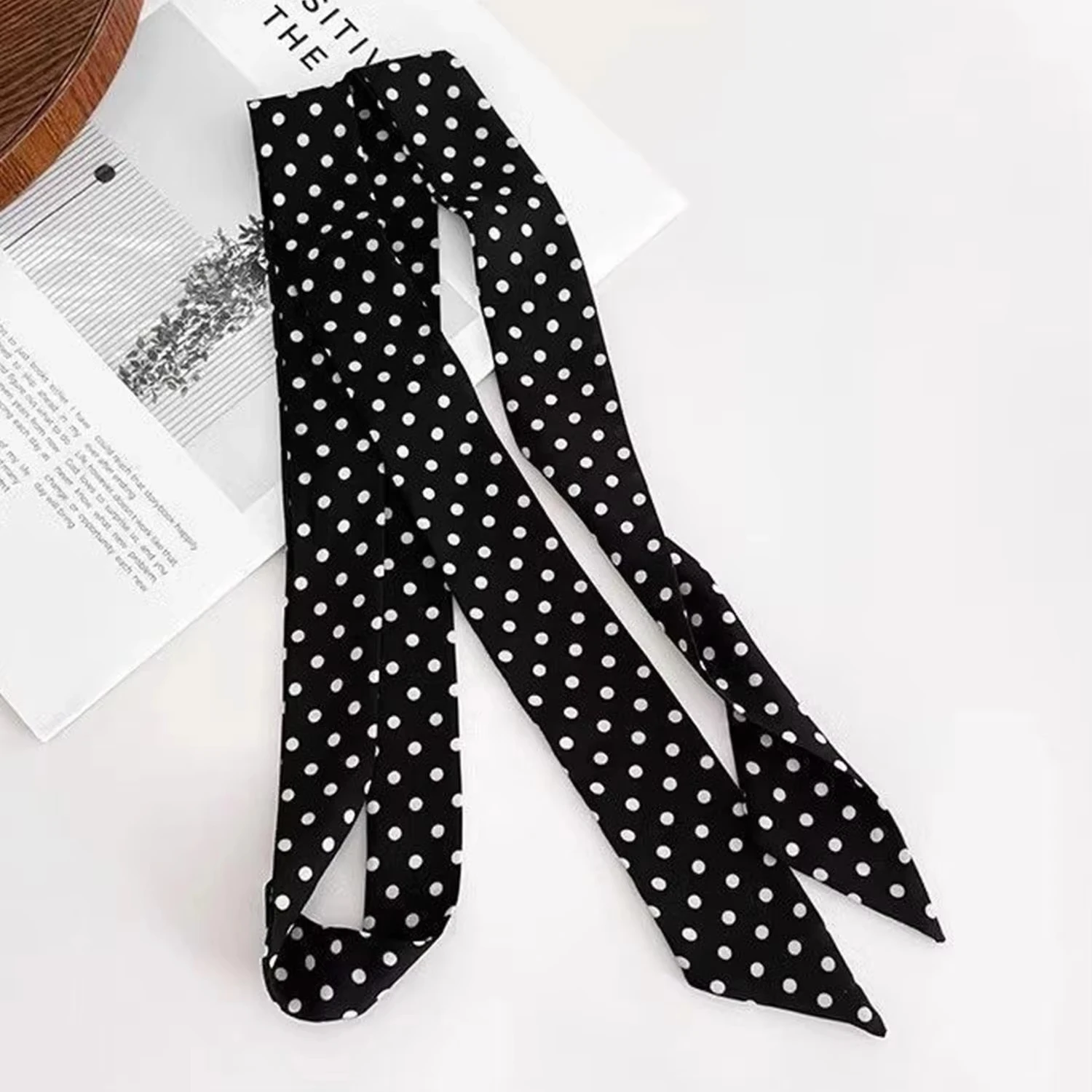 pásek na krk ve stylu choker s moderním outfitem
