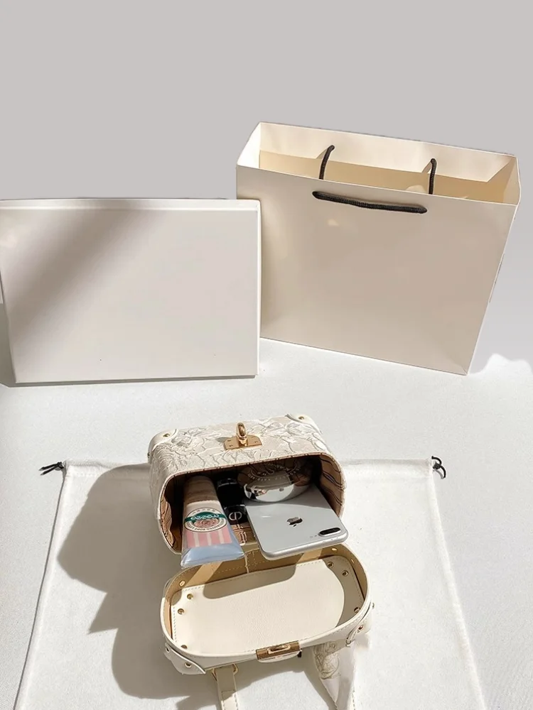 حقيبة يد نسائية مربعة الشكل، عصرية ورائجة، مصممة خ...