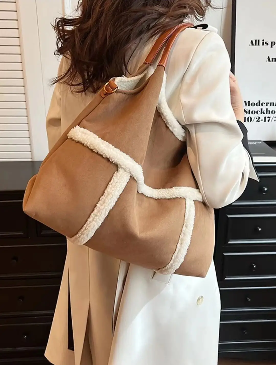 

Niche retro lamb plush large-capacity tote bag simple casual suede splicing handbag high-end commuter versatile shoulder bag