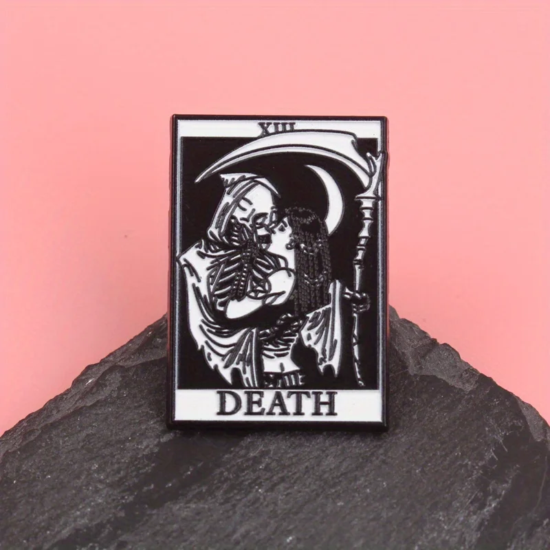 Death's Gothic Embrace – Obsidian-Tarot-Brosche mit Mondlicht-Sense und XIII Omen