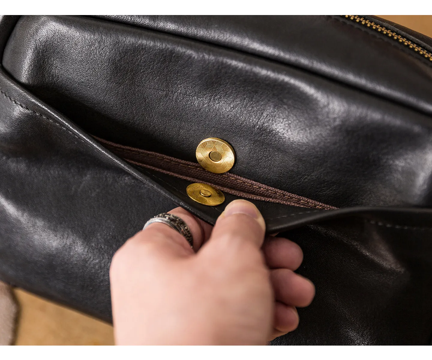 Vintage Luxus handgefertigte Umhängetasche aus erstklassigem Rindsleder für Herren, Arbeits-Umhängetasche, Wochenend- und Reisetasche, Designer-Echtleder-Messenger-Tasche in Schwarz. – Detail 12