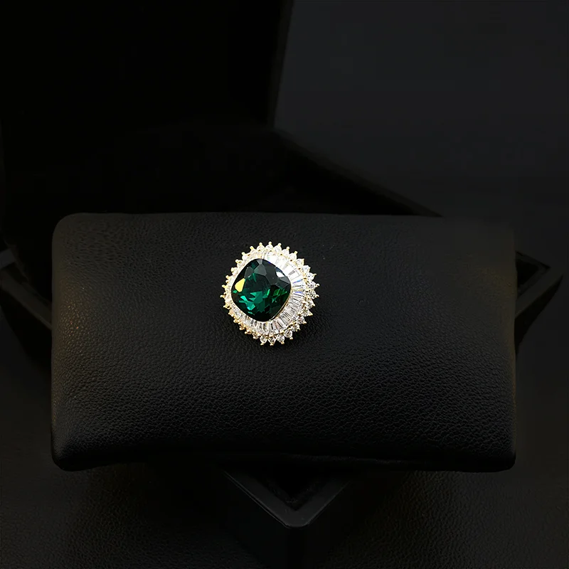 High-End Anti-Exposure Buckle Green Brooch Luxury Men Women Suit Neckline  Collar Pin Exquisite Jewelry Clothing Ornament Gifts