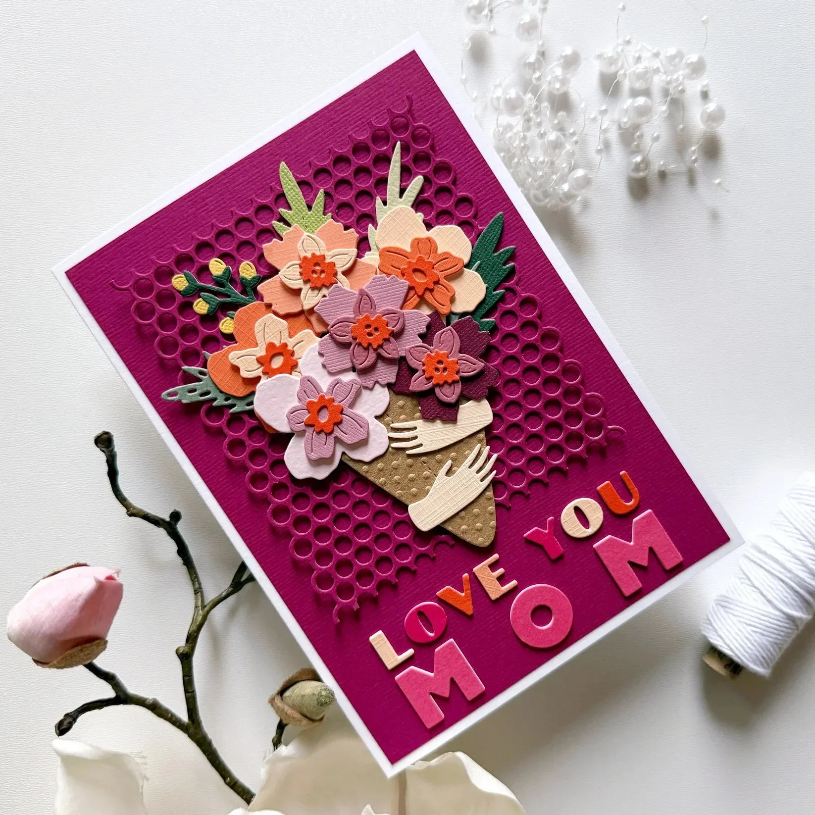 알람 시계 위에도 작은 귀마개 한 쌍이 있습니다. 신상품 2026 금속 커팅 다이 스크랩북킹 DIY 데코레이션