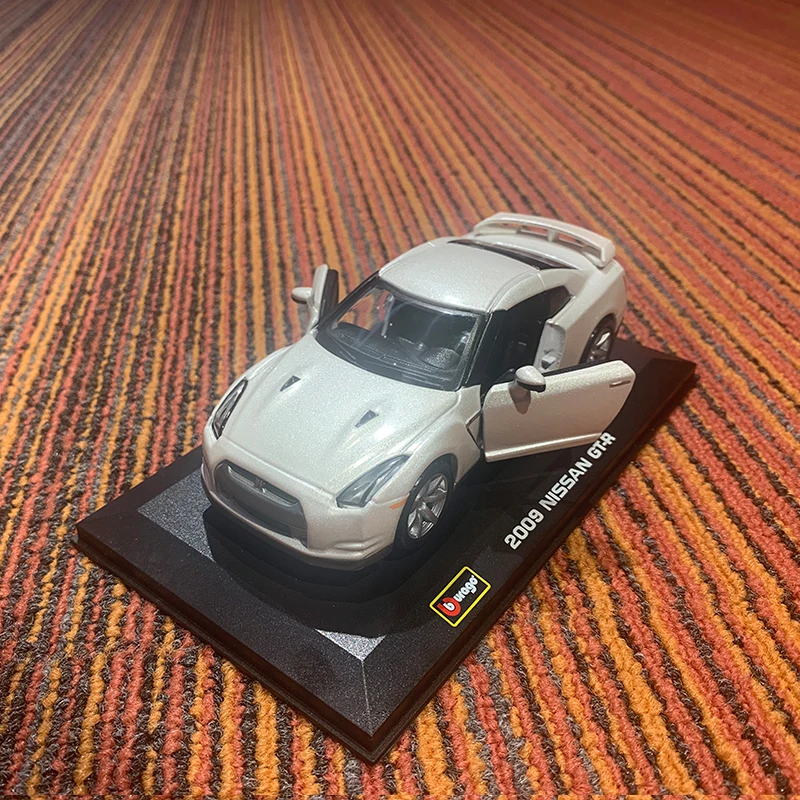 1:32 Bburago Nissan GTR 2009 GT-R R35 Model Car Metal Racing Car Model Simulation Car Decoration Collection Boy Kids Gift Toy 14 Se5d2aef5f2b743d99eaf69edb391f11fV