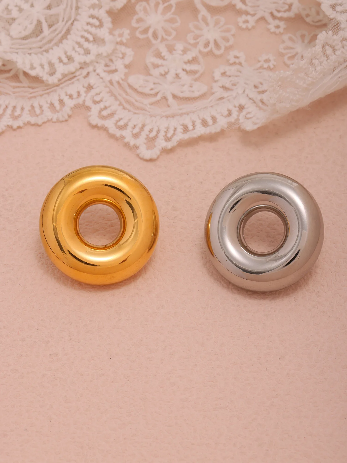 Modische Goldfarben Silber Runde Ohrringe Hochwertige Edelstahl Vergoldete Hohle Große Ohrstecker Luxus-Schmuck für Damen – Detail 9