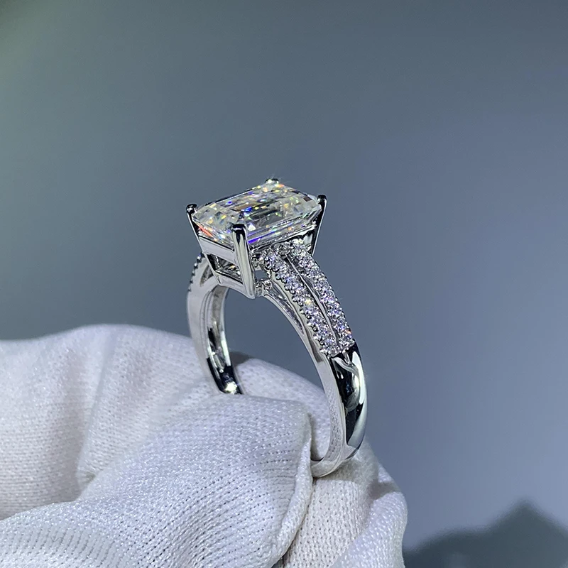 

Женское золотое кольцо с изумрудом и муассанитом, 14 к