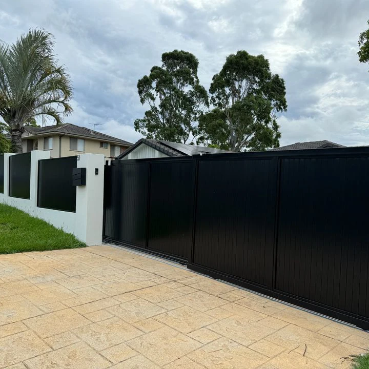 Morden Customized Black Metal Backyard Garden Farm Aluminum Horizontal Slat Panels Privacy Slat Fence 3