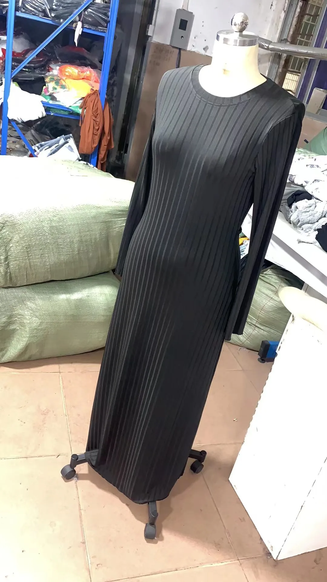 

Solid Color Round Neck Long Sleeved Knitted Dress Women Pleated Slim White Long Robes 2023 Summer Lady Office Streetwear Vestido