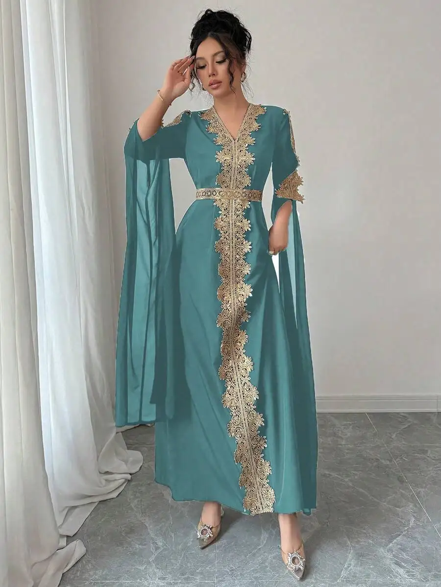 جلابية سوداء طويلة بتطريز ذهبي فاخر