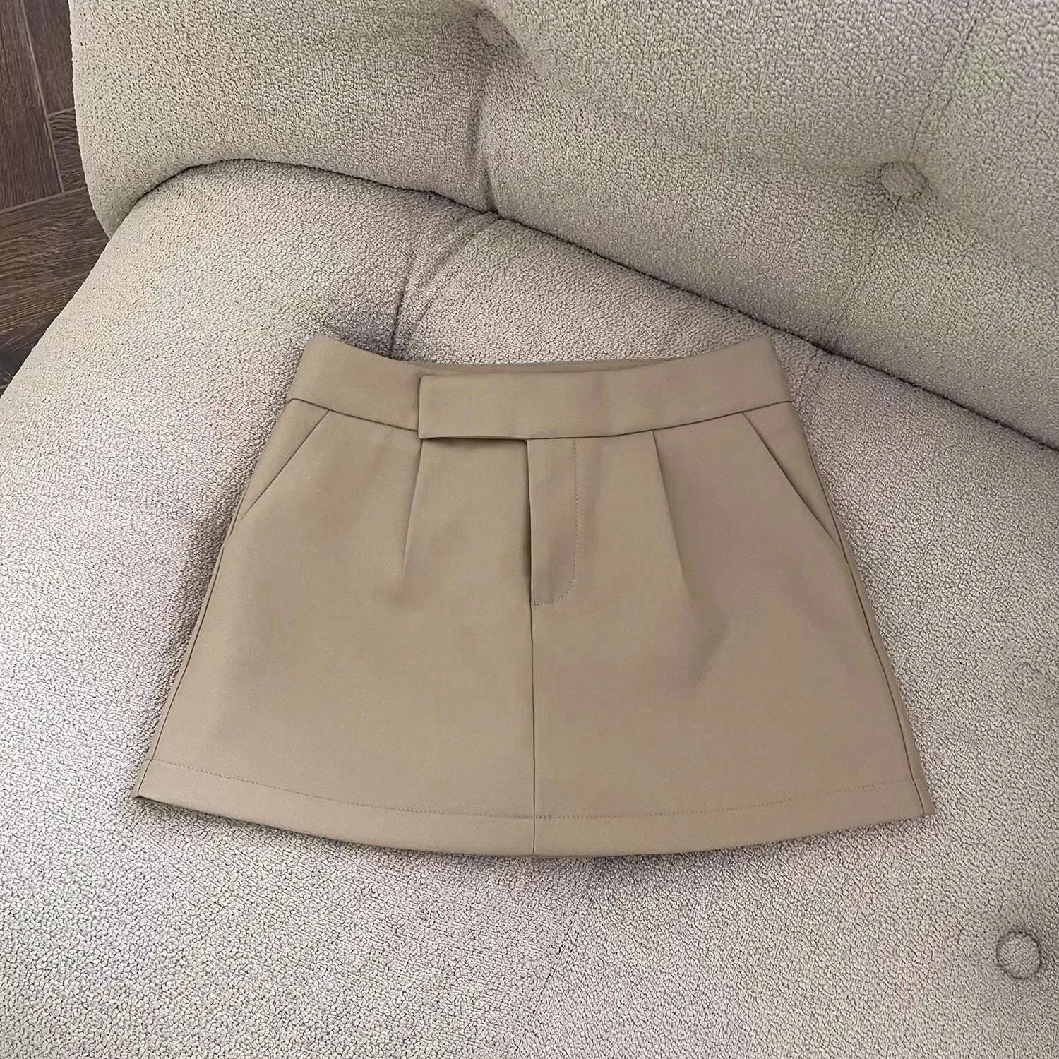 חצאית עסקית קצרה בצבע חאקי לנשים, אביב קיץ 2025, חדשה, מתאימה לשימוש יומיומי, מידה קטנה, מותאמת למותן הגבוהה, צמודה, גזרת A-line, חצי גוף