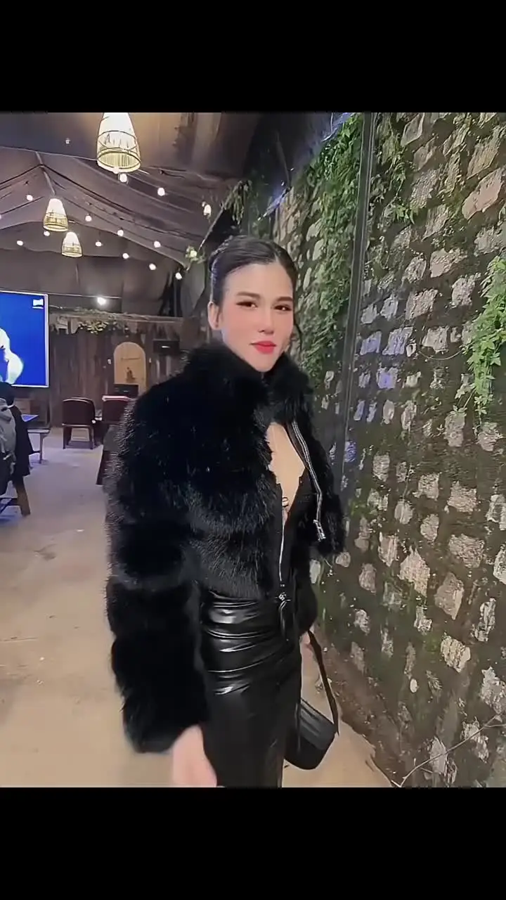 Женская шуба из искусственного меха с воротником-стойкой и длинным рукавом