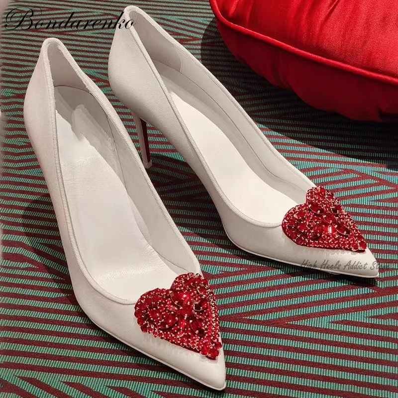 

Crystal Heart White Leather Pumps 2023 Summer New Women Glitter Falts Shoes Pointy Toe Hot Chick Designer Wedding High Heels