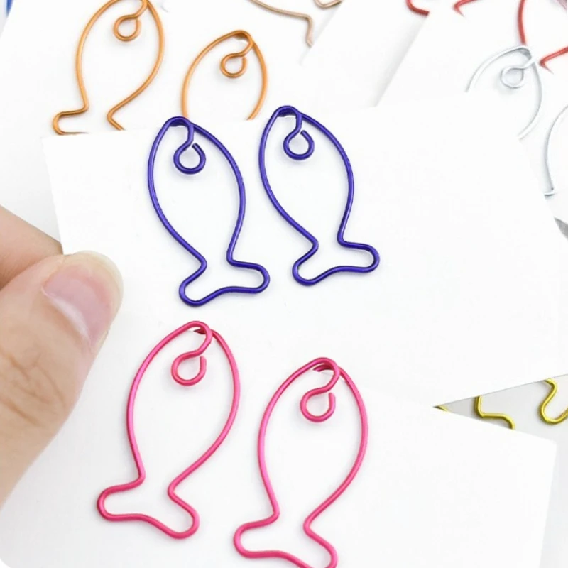 30pcs 크리 에이 티브 물고기 종이 클립 금속 장식 작은 컬러 종이 클립 동물 모양의 문서 용 학교 사무용품