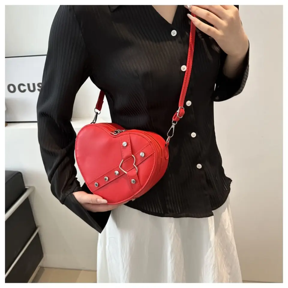 Vintage Y2K Small Chain Rivet Shoulder Bag Heart Shaped