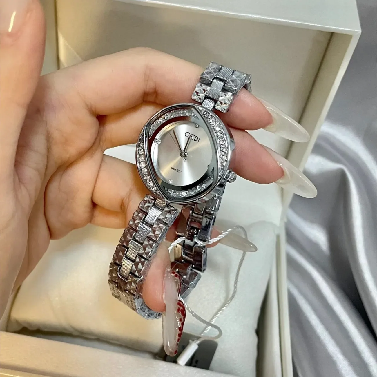 

Silver luxury steel band women's watch fashion temperament casual quartz watch full of diamonds delicate women's watch gift