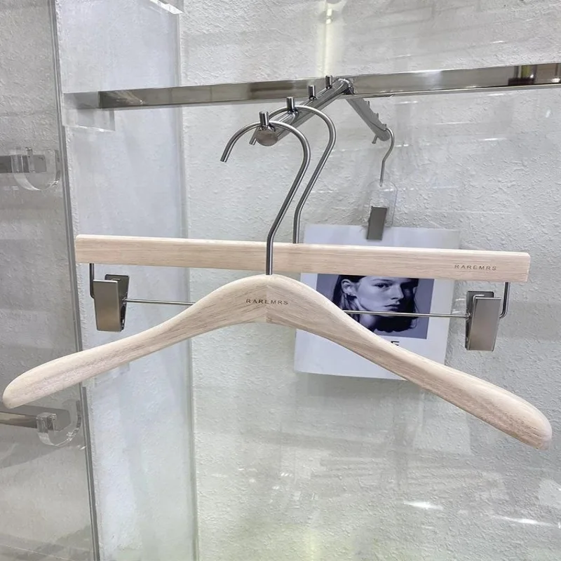 오크 나무 옷걸이 세트 미끄럼 방지 바지 클립 고급 의류 걸이 부티크 디스플레이 의류 매장 정리 시스템