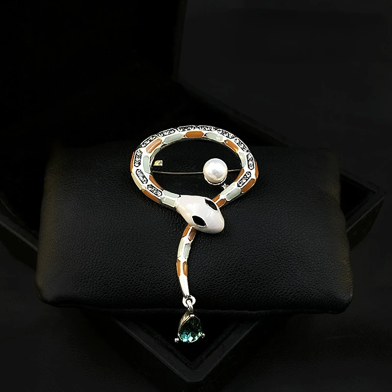 Exquisite Smart Snakes Brooch Men Women Retro Corsage Elegant Sweater Suit Animal Pin Accessories Pearl Rhinestone Jewelry Gifts