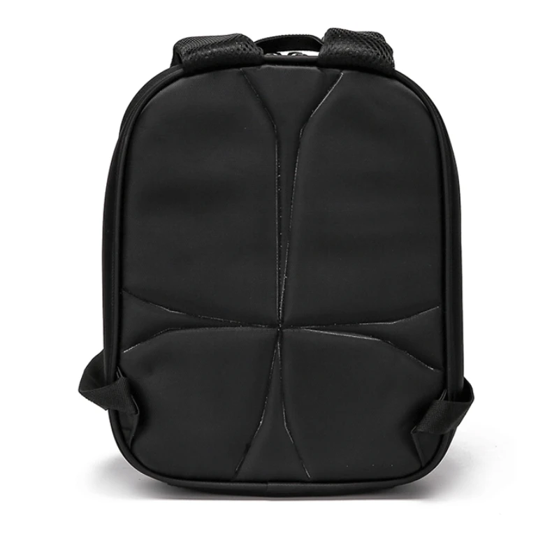 Sac à dos DJI Mini 5 Pro porté en randonnée, protection renforcée et transport facile en extérieur.