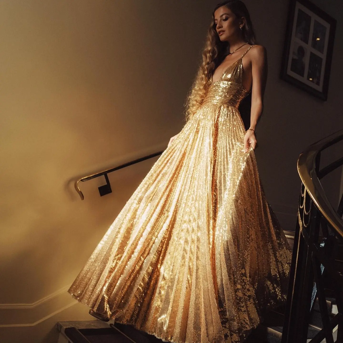 

Stunning Gold Prom Dresses Spaghetti Straps Sequin Pleat Bridesmaid Dress Runway Fashion Maxi Gown Vestido De Novia