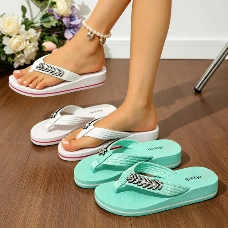 Flip-Flops mit flacher Sohle, neues Sommermodell mit glänzenden Strasssteinen, dicksohlige Sandalen, die Höhe und Komfort erhöhen, geeignet für