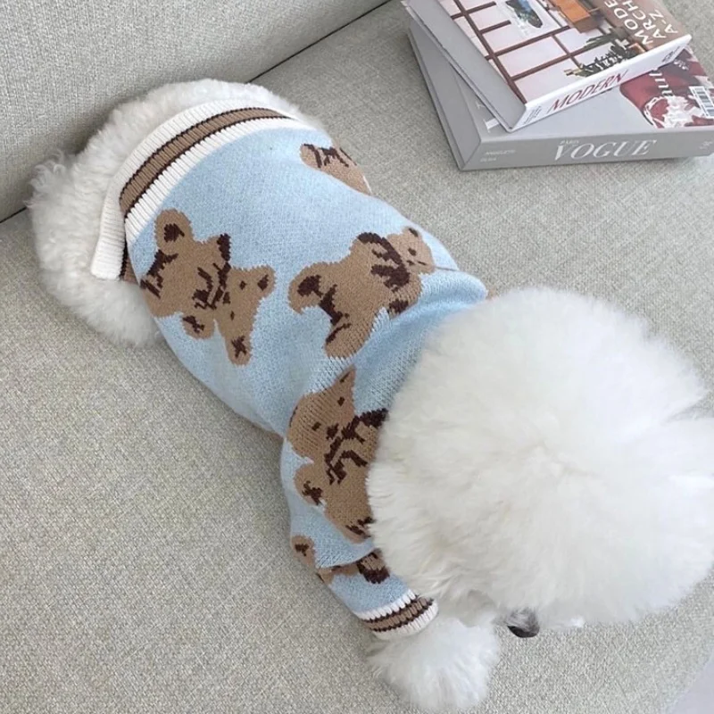 Gestreifte Hundestrickjacke in Blau, Beige und Streifen.