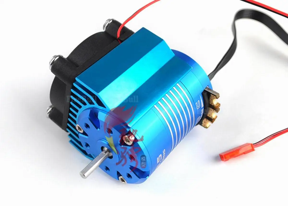 Dissipateur de chaleur pour moteur 540 montrant les ailettes et le ventilateur 5V