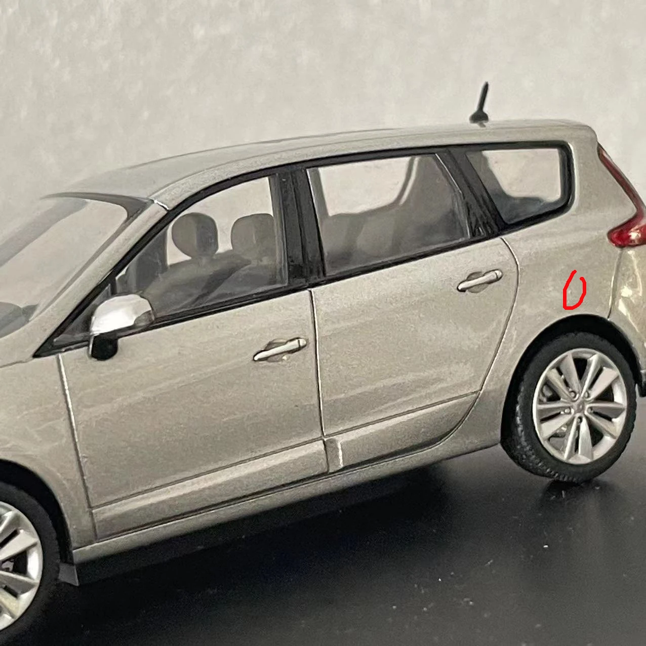 Miniature 1/43 Renault Scenic 4x4 Aigle – Universal Hobbies – Vert Métallisé