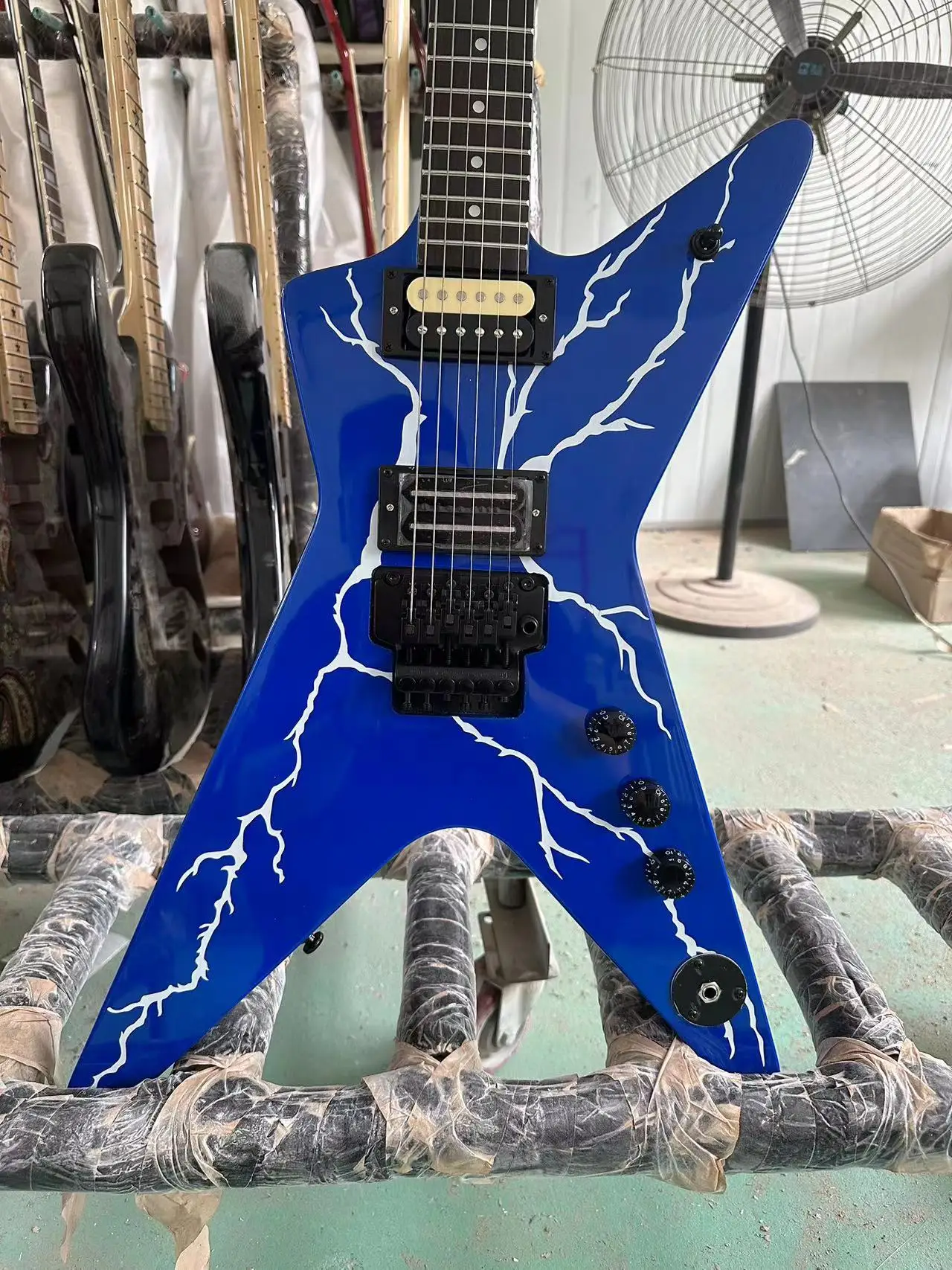 

Washburn Dimebag electric guitar, rosewood fingerboard, full-size guitar, fast shipping, free shipping