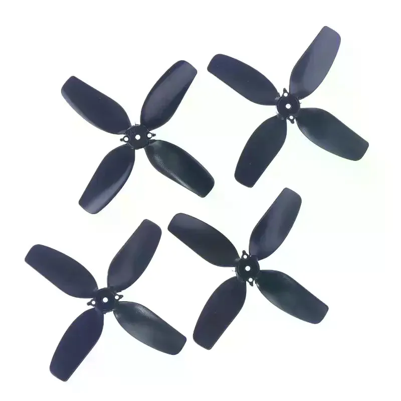 Vue rapprochée des pales noires des hélices de drone FPV 7,5cm pour course RC.