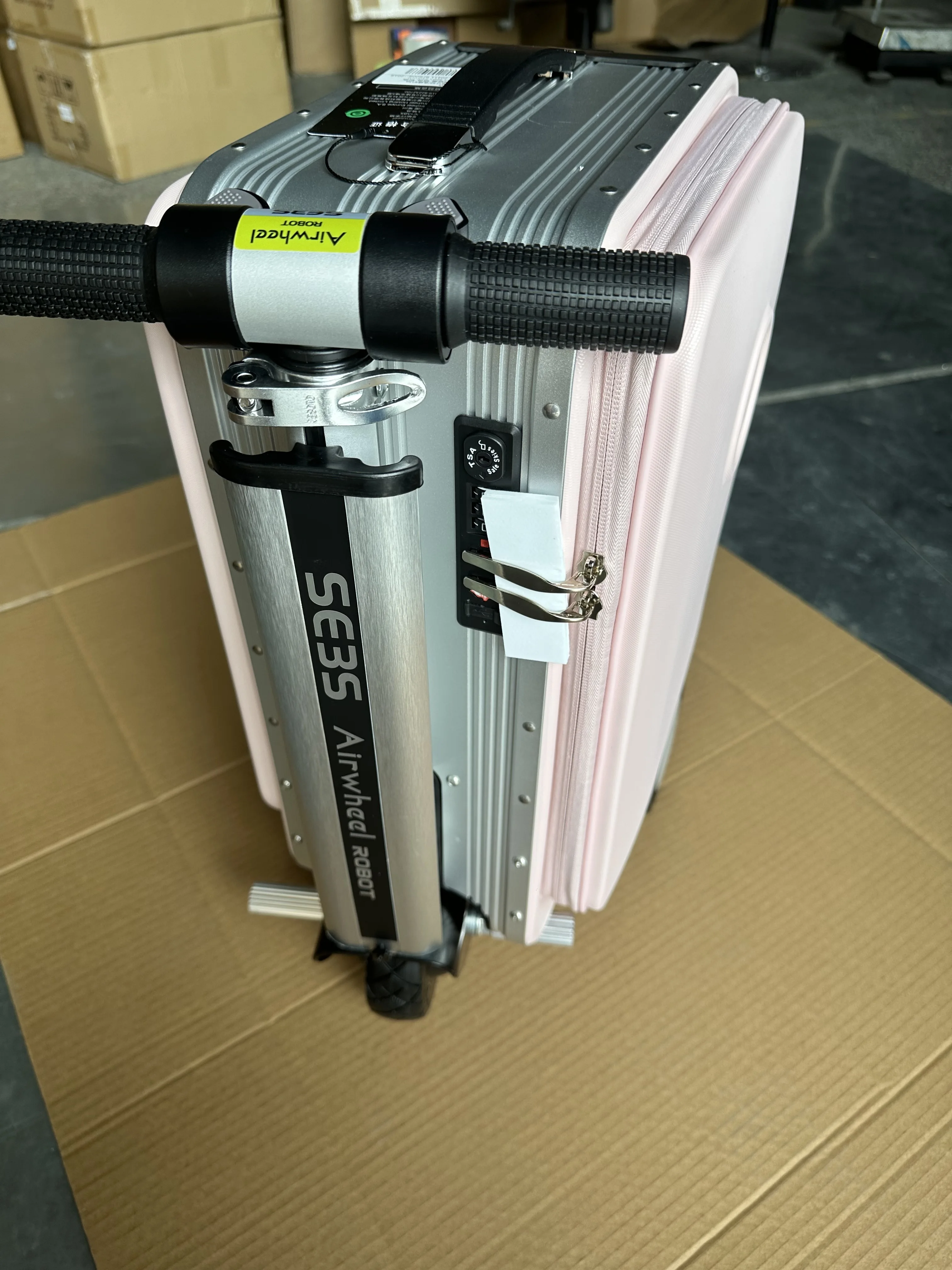 Рисунок 4 - Умный чемодан розового цвета Airwheel