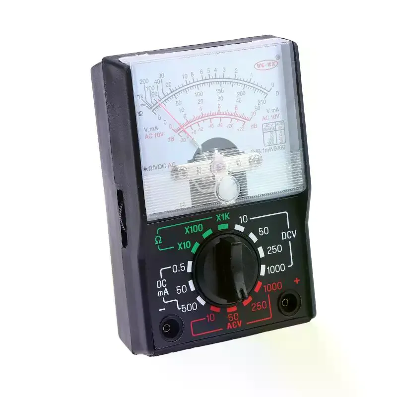 Gros plan sur l'écran d'un multimètre numérique 600V AC indiquant une tension continue, outil essentiel en modélisme.