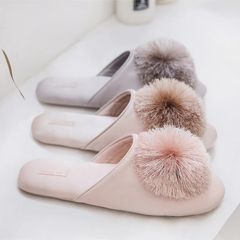Mode Frauen Satin Hausschuhe mit Plüsch Ball dünne coole Indoor Boden flache Hause Schuhe Schlafzimmer Hausschuhe