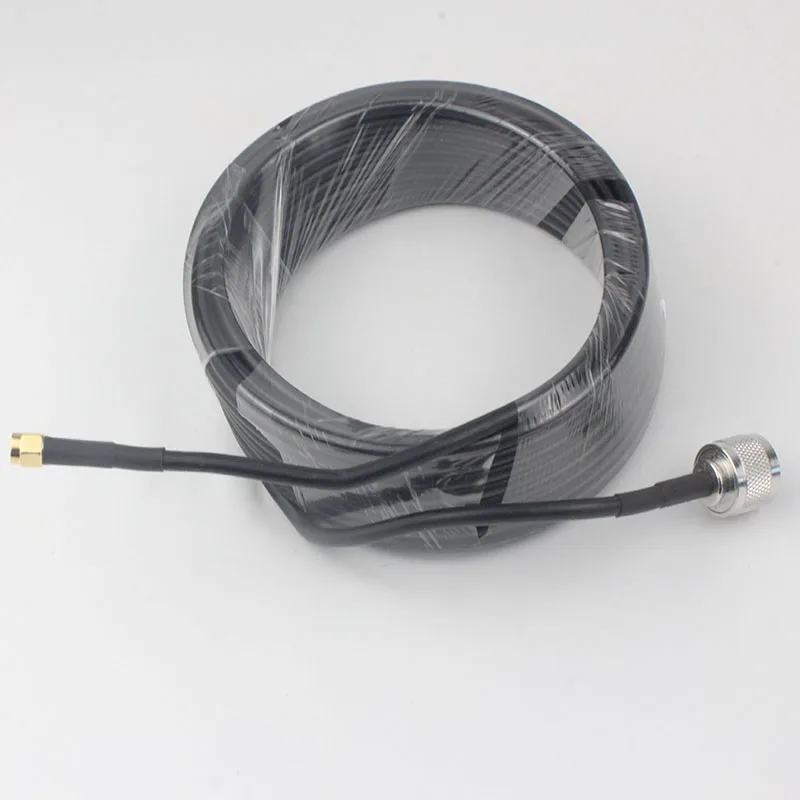 Détail des connecteurs SMA mâle et N mâle du câble adaptateur antenne faible perte.