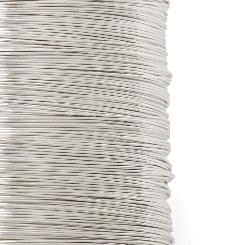 Artysta formujący cienki drut rzeźbiarski powlekany miedzią ręcznie