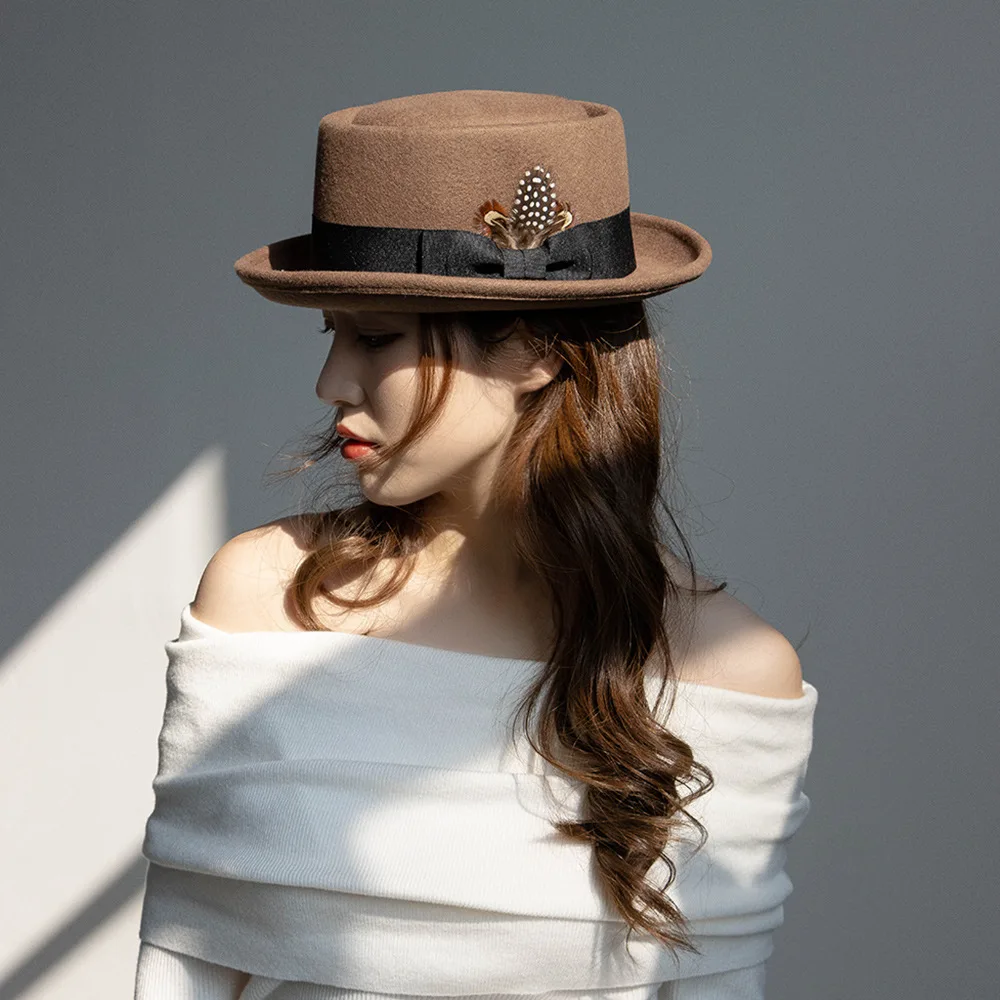 Damen-Mütze aus 100 % Wolle, Pork Pie, Fedora-Kappen, Boater-Hüte, Frühling, Herbst, Winter, warme Wolle, flache Oberseite, britischer Filzhut, Feder-Bowknot – Detail 7
