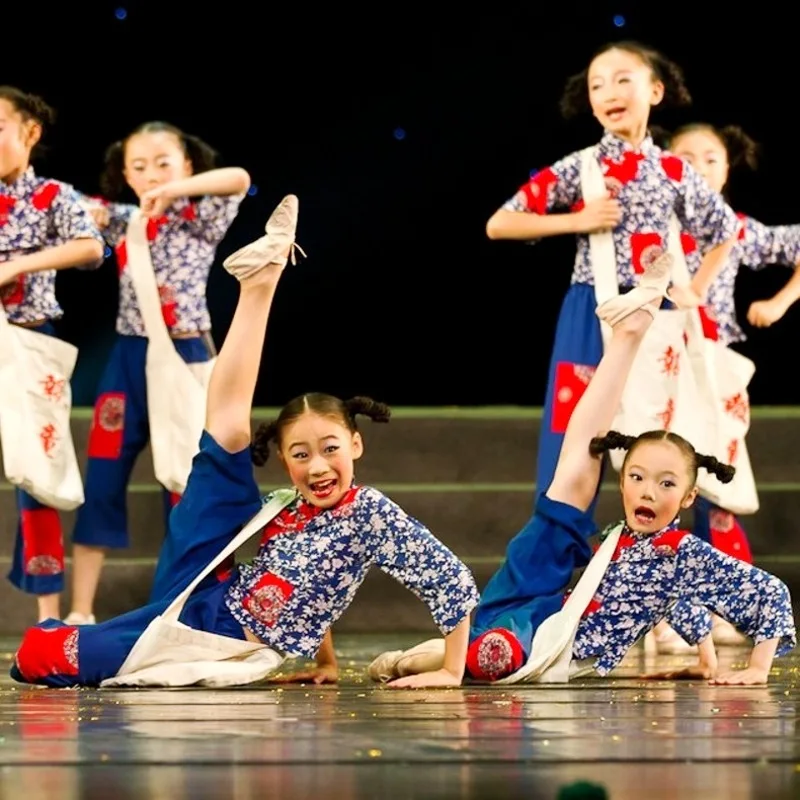 

Xiaohe Style: Selling Newspaper Songs in the Republic of China, Girl Xinhua News Agency, Children's Performance Clothing